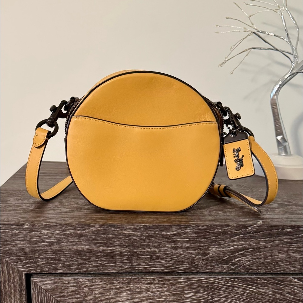Coach CanteeN Leather Crossbody
Honeycomb Yellow EXCELLENT CONDITION